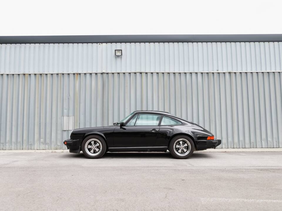 Image 2/108 de Porsche 911 Carrera 3.2 (1989)