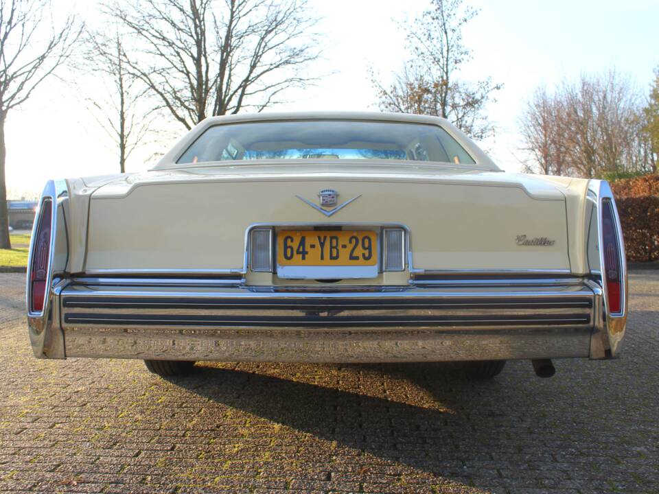 Image 19/56 of Cadillac Coupe DeVille (1977)