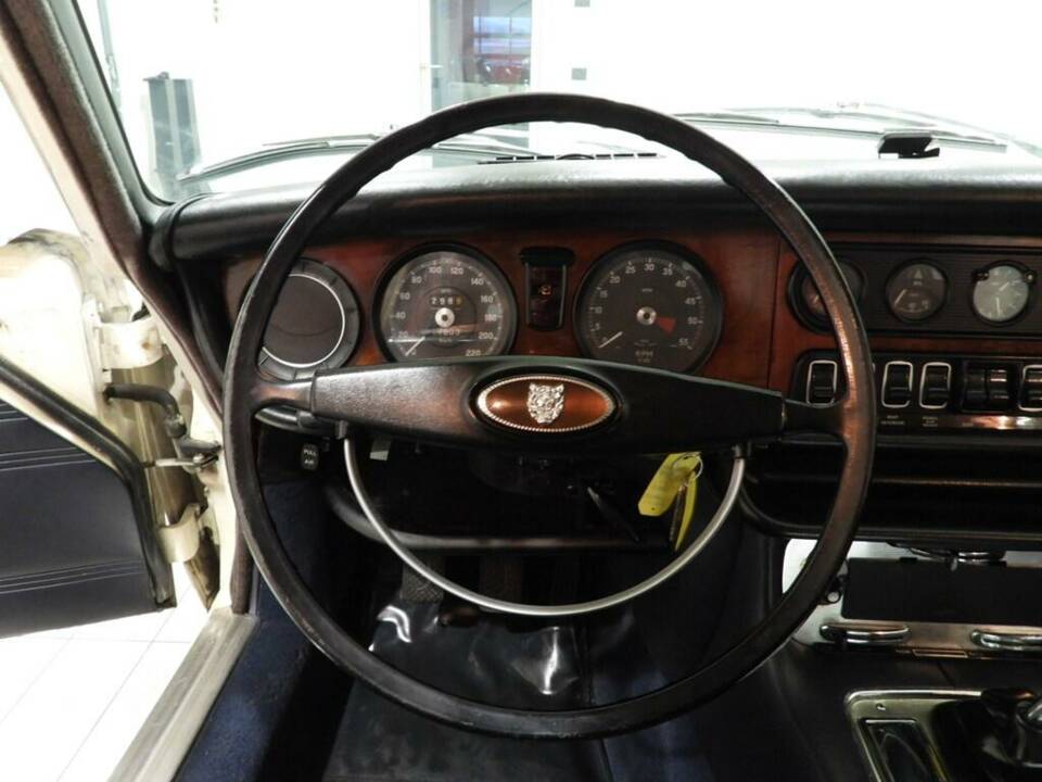 Image 6/15 of Jaguar XJ 6 4.2 (1972)