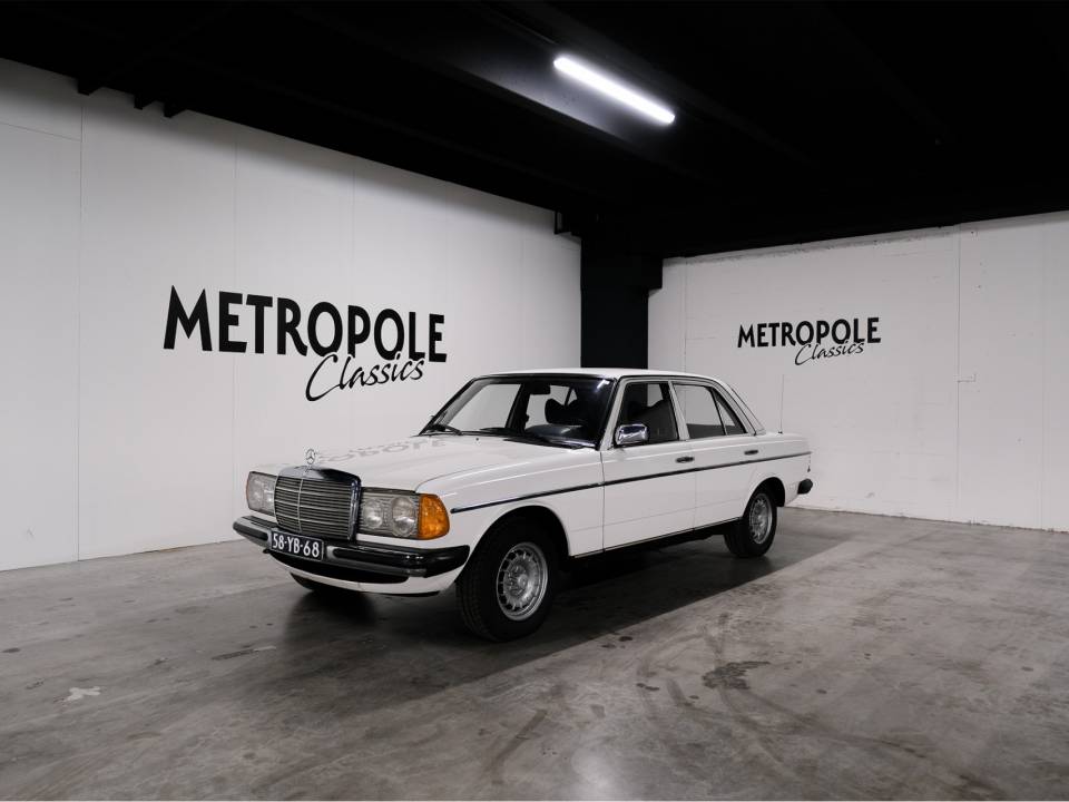 Image 3/27 of Mercedes-Benz 230 (1977)