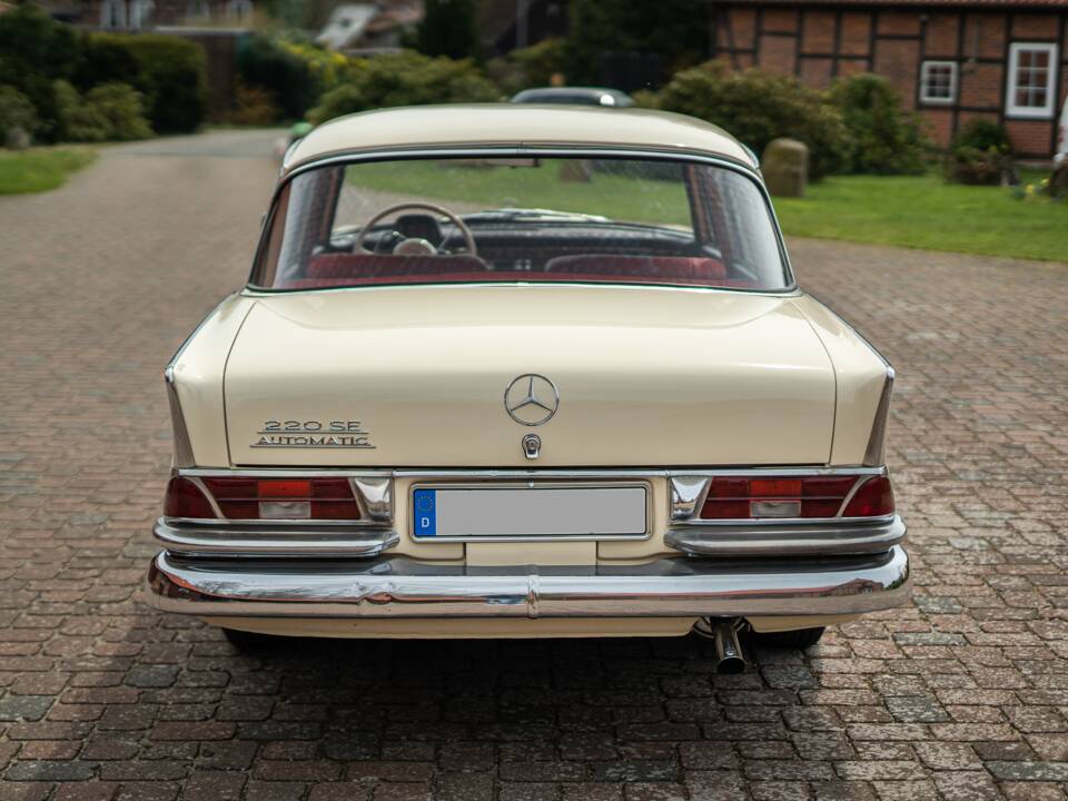Image 18/42 of Mercedes-Benz 220 SE b (1965)