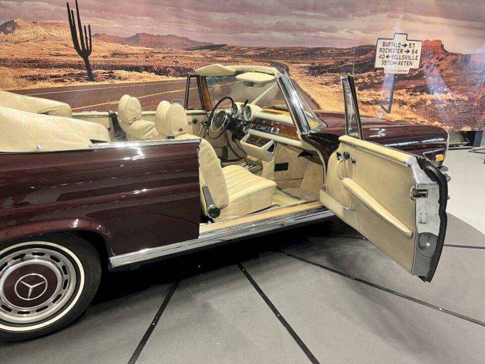 Image 24/36 de Mercedes-Benz 280 SE 3,5 (1971)