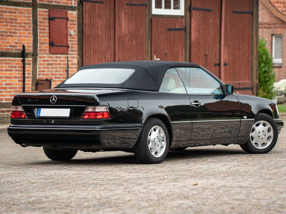 Image 14/83 de Mercedes-Benz E 220 (1996)