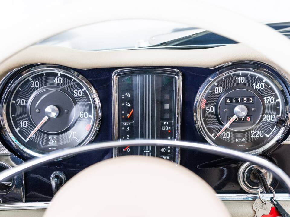 Image 12/40 de Mercedes-Benz 250 SL (1967)
