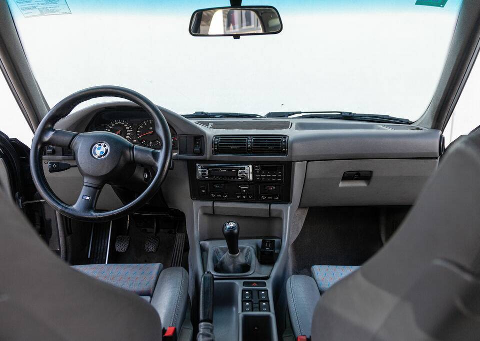 Immagine 2/8 di BMW M5 (1991)