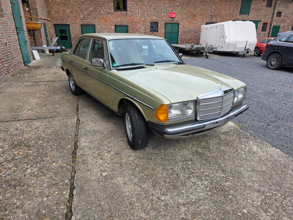 Image 26/73 of Mercedes-Benz 230 E (1985)