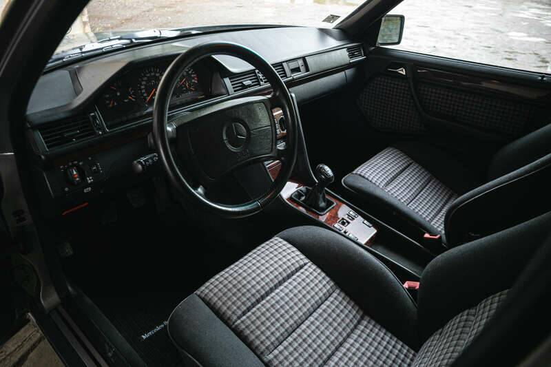 Image 2/43 of Mercedes-Benz 300 CE 3.2 AMG (1990)