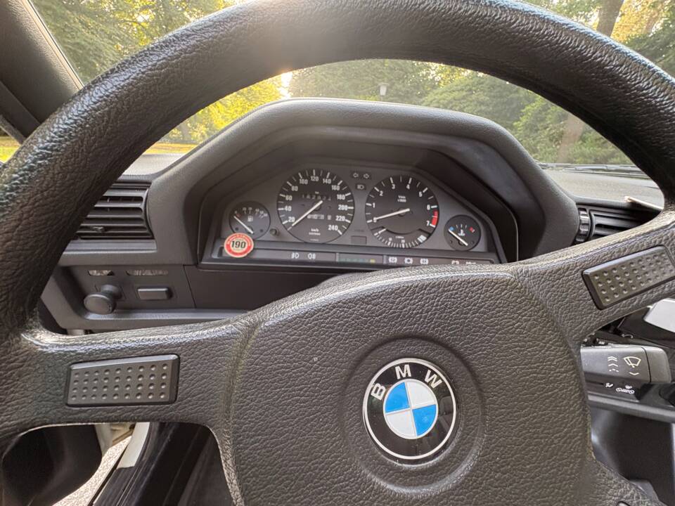 Immagine 38/75 di BMW 320i (1988)