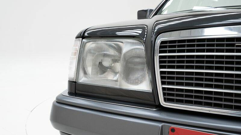 Image 14/15 of Mercedes-Benz E 220 (1994)