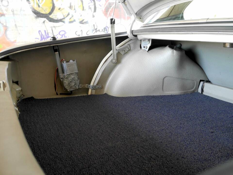 Image 18/26 of BMW 3.0 CSi (1973)