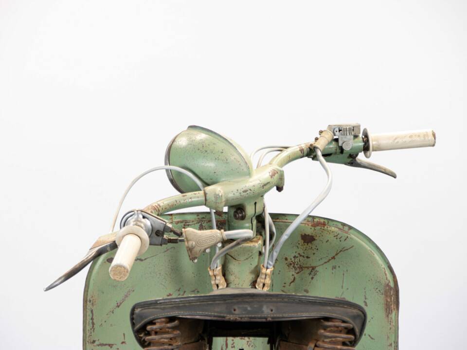 Image 16/50 de Piaggio Vespa 125 (1953)