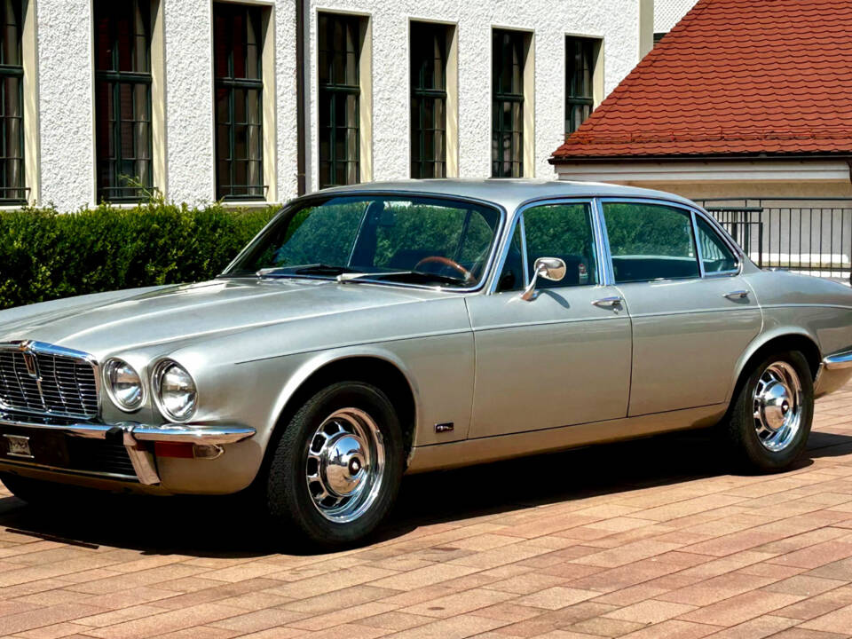 Image 2/10 de Jaguar XJ 12 L (1975)