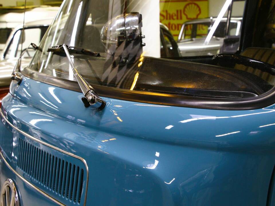 Image 11/33 of Volkswagen T2a minibus (1970)