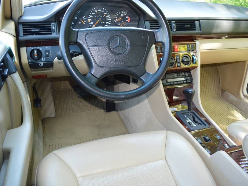 Image 26/46 of Mercedes-Benz E 420 (1994)