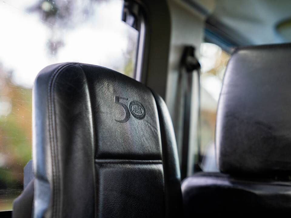 Image 19/50 of Land Rover Defender 90 "50th Anniversary" (1998)