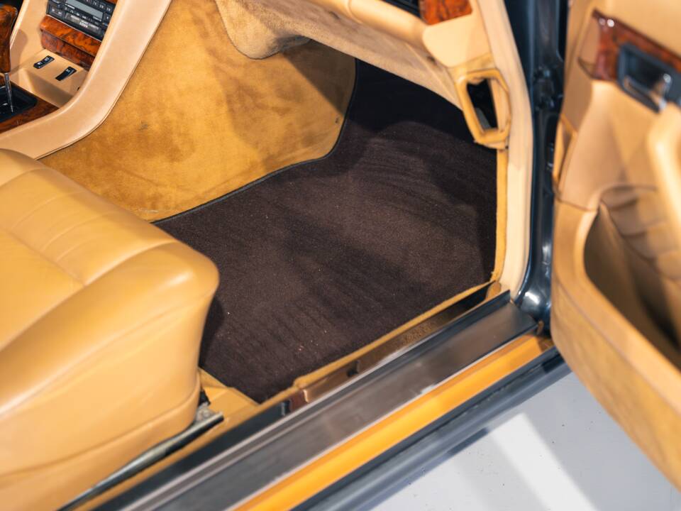 Bild 33/37 von Mercedes-Benz 560 SEC (1990)