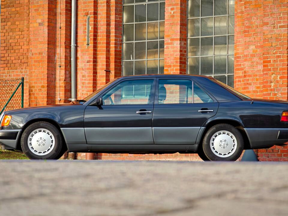 Bild 3/26 von Mercedes-Benz 300 E (1991)