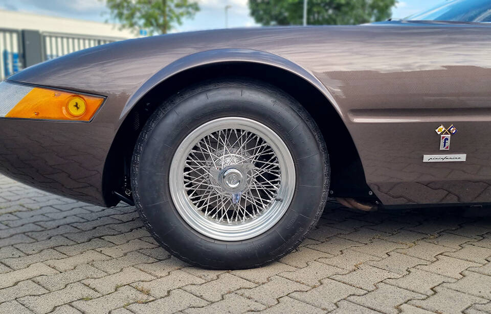 Image 6/26 of Ferrari 365 GTB&#x2F;4 Daytona (1970)