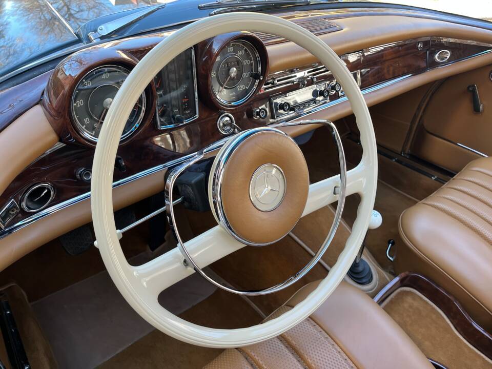 Imagen 32/65 de Mercedes-Benz 220 SE b (1961)