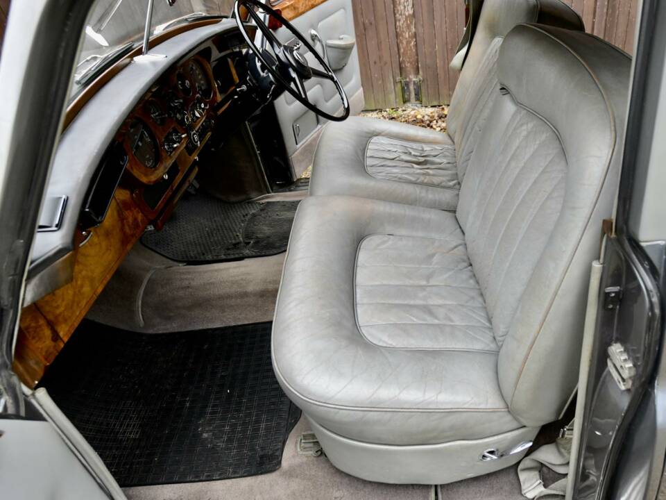 Image 22/50 of Bentley S 3 (1964)