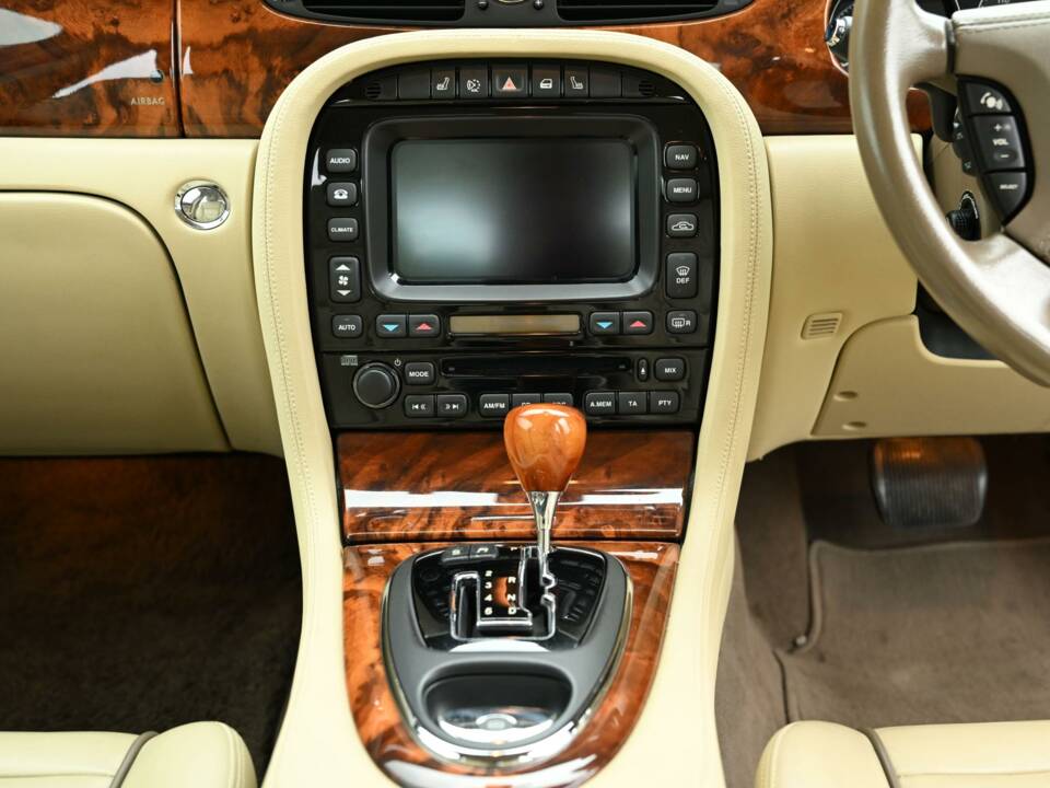 Image 31/50 of Jaguar XJ 8 4.2 (2007)