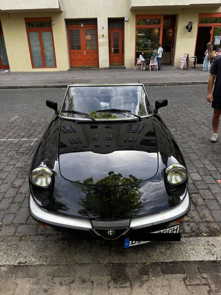 Bild 3/6 von Alfa Romeo 2.0 Spider (1988)