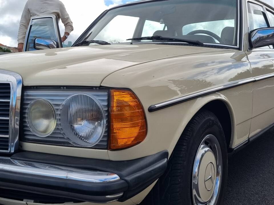 Bild 4/8 von Mercedes-Benz 300 D (1982)