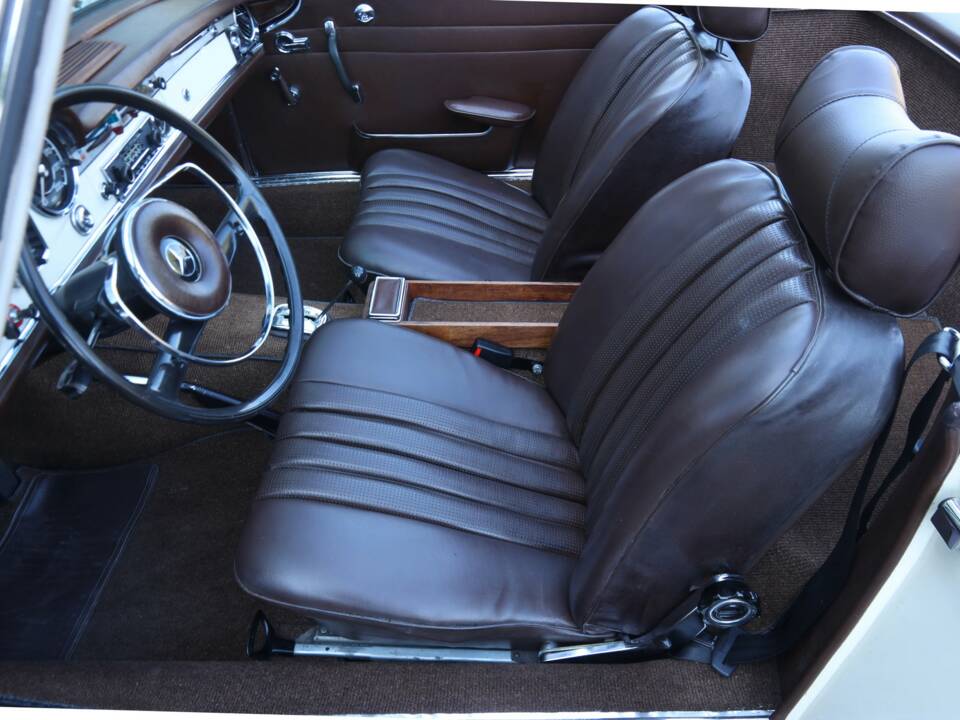 Image 26/50 of Mercedes-Benz 250 SL (1967)