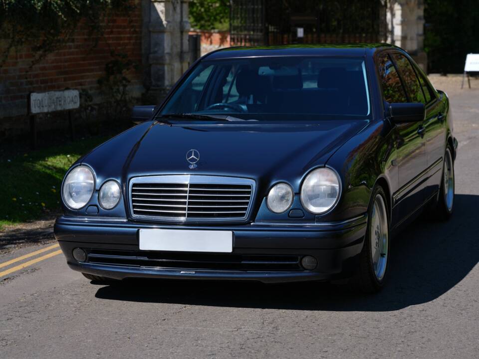 Immagine 30/50 di Mercedes-Benz E 55 AMG (1999)