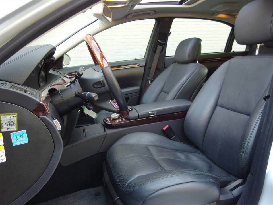 Image 32/98 of Mercedes-Benz S 500 L (2007)