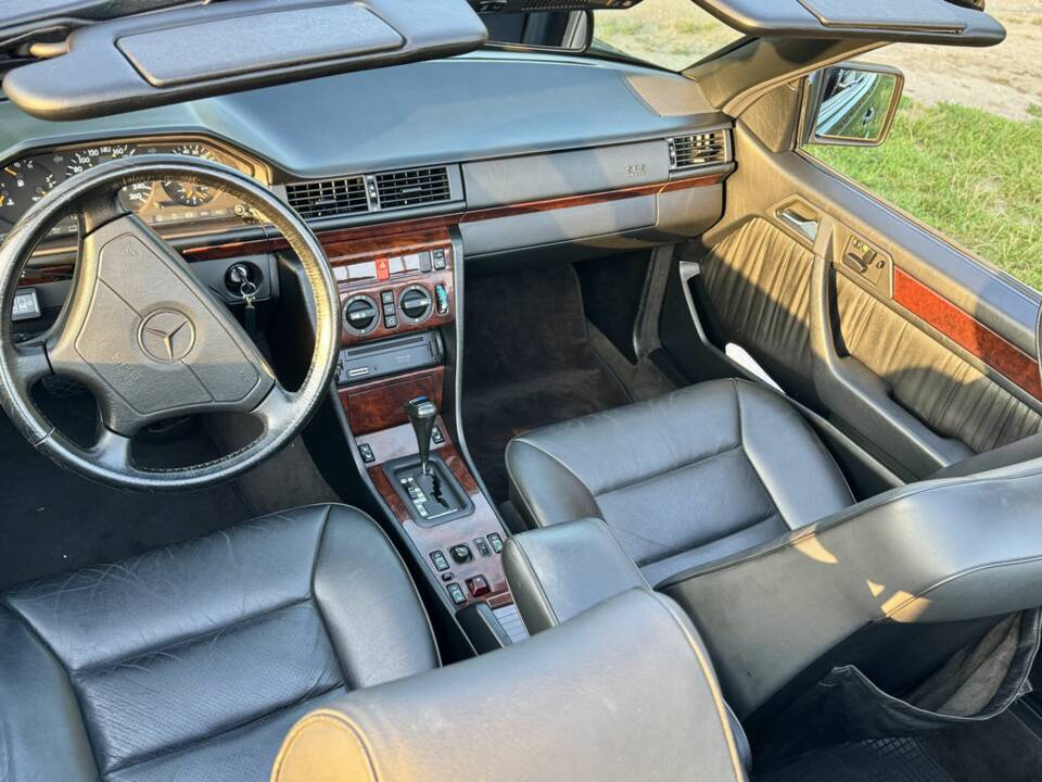 Image 2/8 of Mercedes-Benz 300 CE-24 (1993)