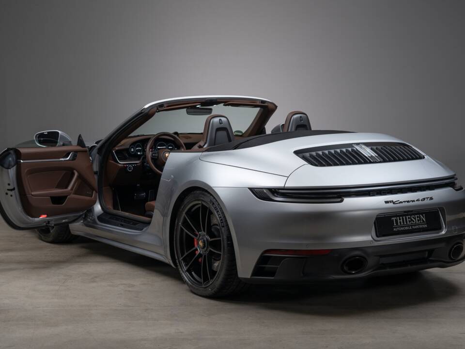 Image 8/31 de Porsche 911 Carrera 4 GTS (2024)