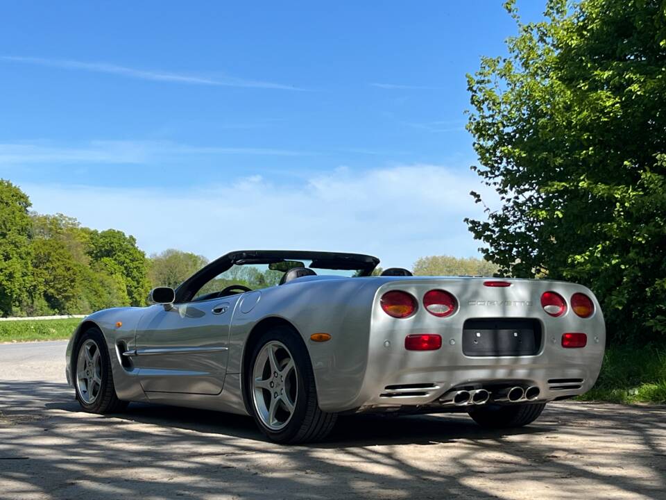 Image 11/50 of Chevrolet Corvette (2001)