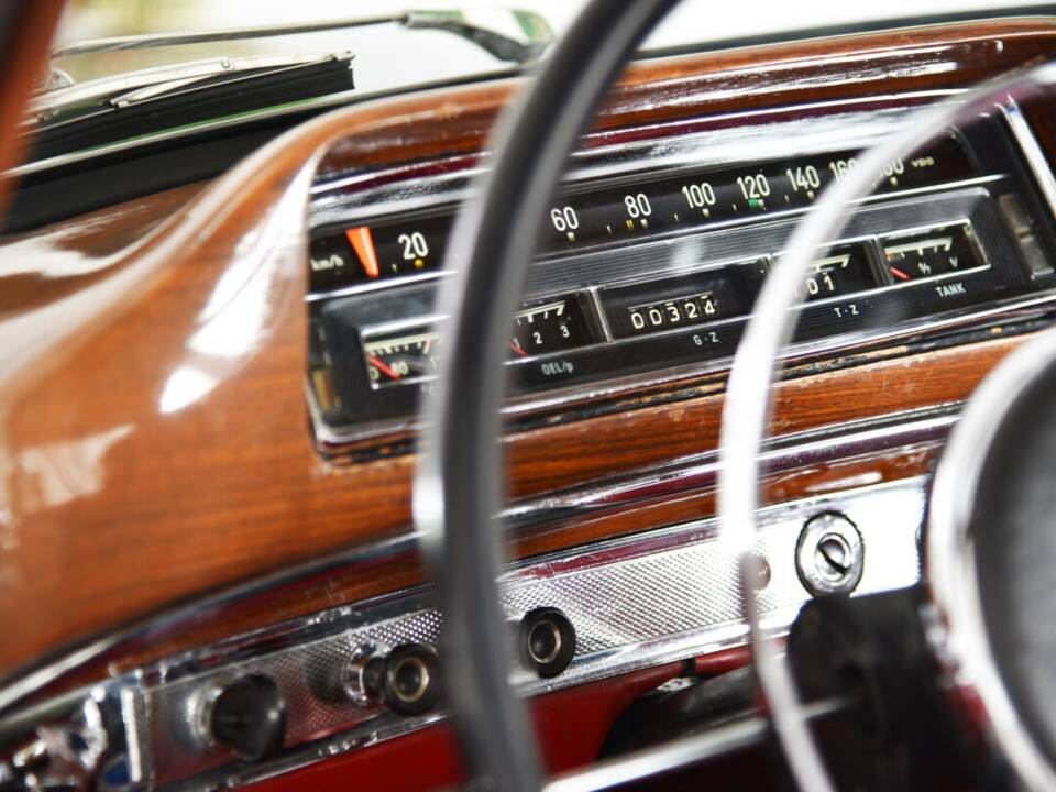 Bild 24/38 von Mercedes-Benz 220 SE (1960)