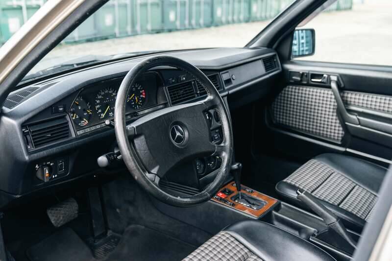 Image 2/10 de Mercedes-Benz 190 E 2.5-16 (1989)