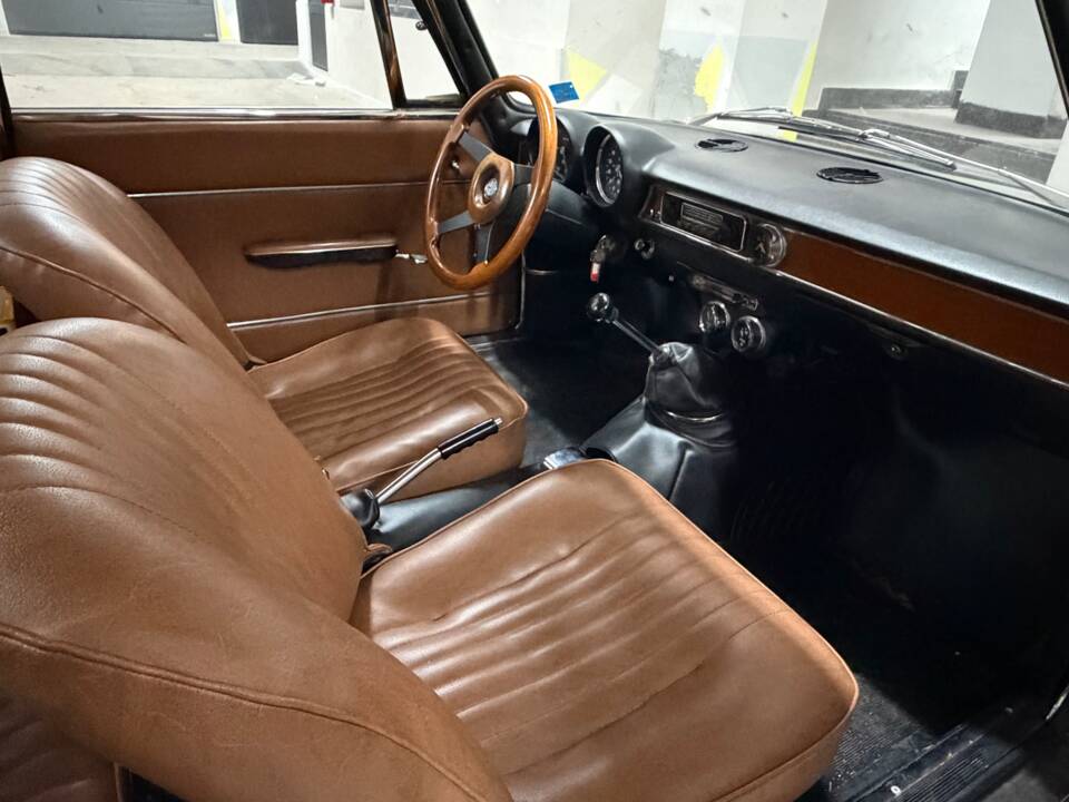 Image 13/18 of Alfa Romeo Giulia GT 1300 Junior (1968)