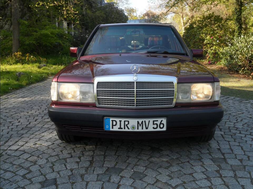 Image 5/137 of Mercedes-Benz 190 E 1.8 Avantgarde &quot;Rosso&quot; (1992)