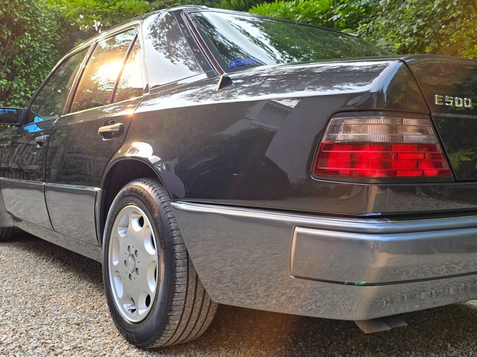 Image 38/73 of Mercedes-Benz 500 E (1992)