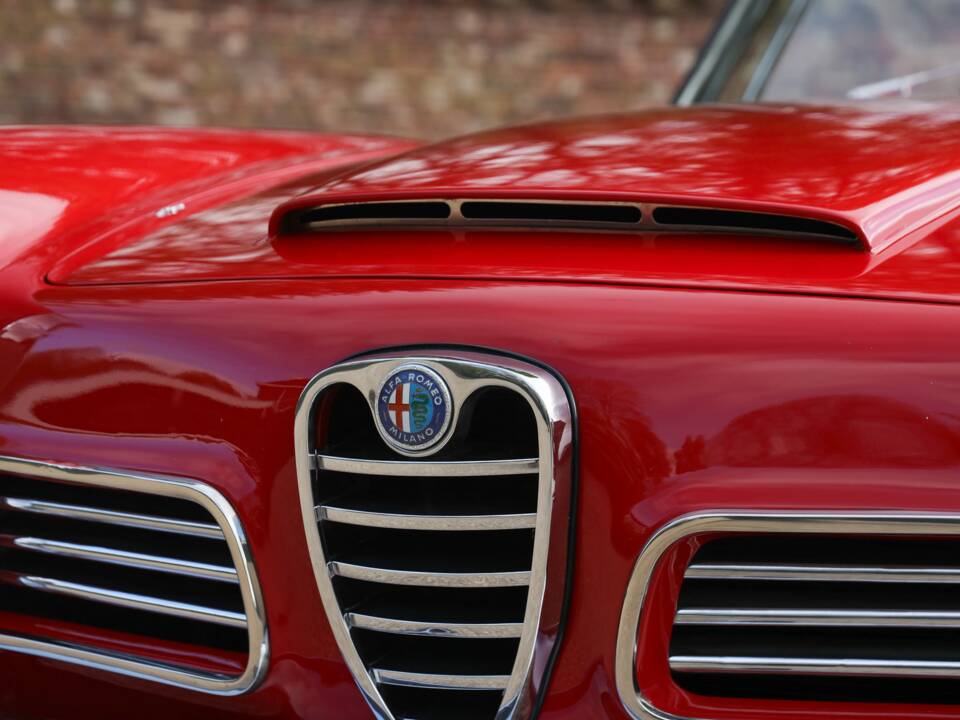 Image 20/50 of Alfa Romeo 2600 Spider (1962)