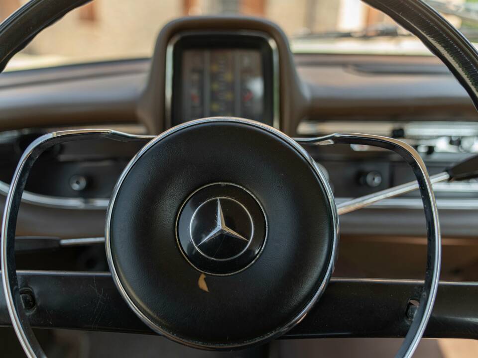 Image 44/50 of Mercedes-Benz 200 (1966)