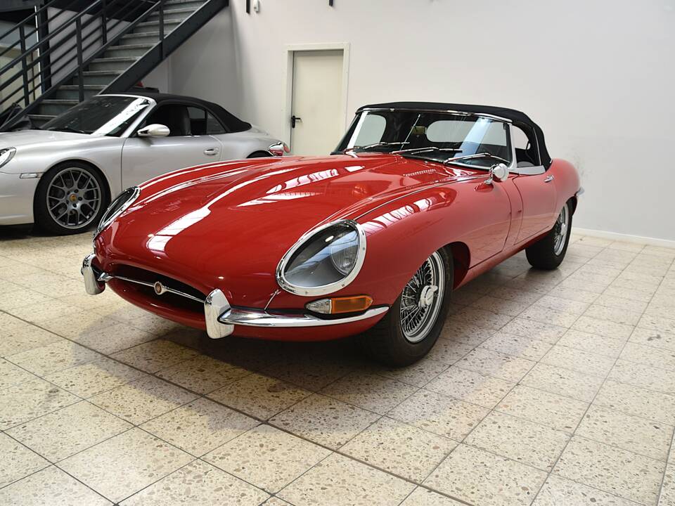 Image 7/30 of Jaguar E-Type 4.2 (1966)