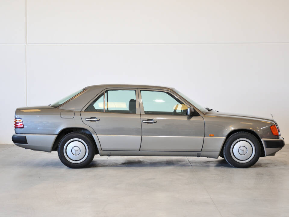 Image 21/25 of Mercedes-Benz 200 E (1992)