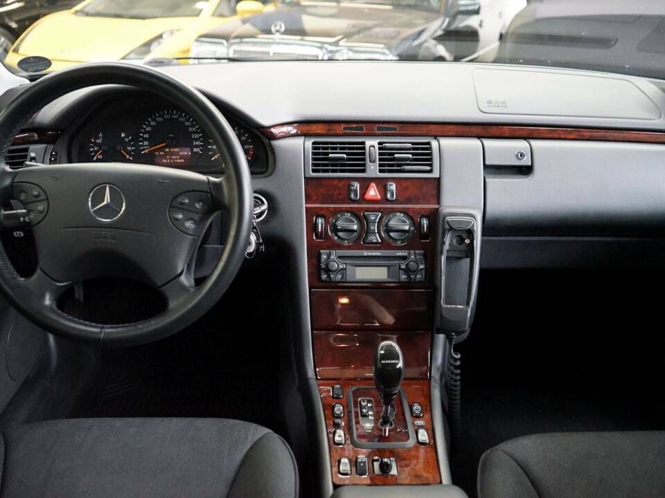 Bild 22/38 von Mercedes-Benz E 200 Kompressor (2001)