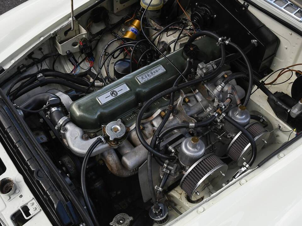 Image 33/36 of MG MGC GT (1969)