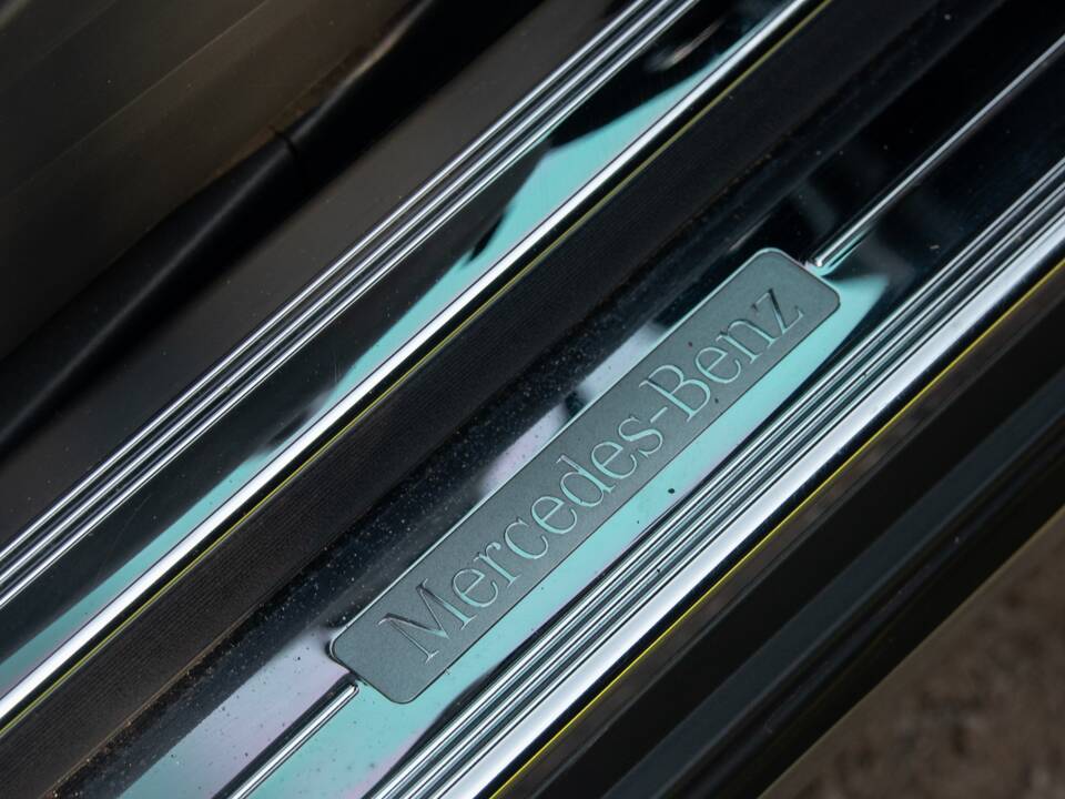 Image 37/50 of Mercedes-Benz CL 500 (2002)