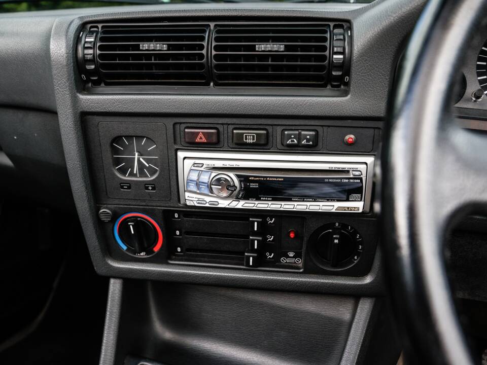 Immagine 20/28 di BMW 318i (1993)