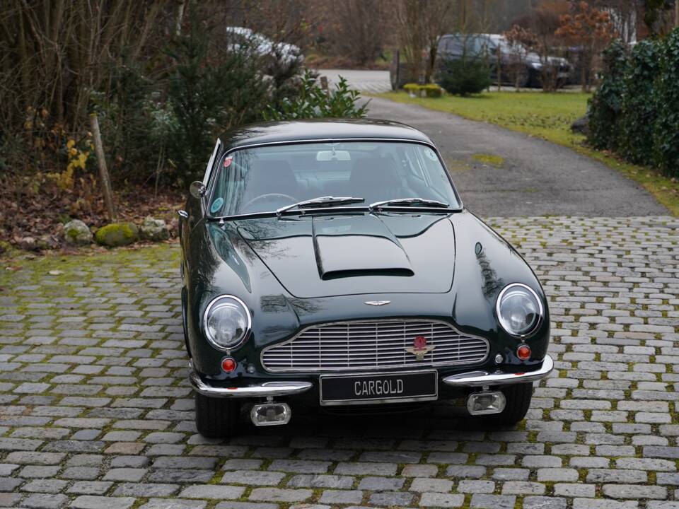 Image 17/22 de Aston Martin DB 6 Mk II (1970)