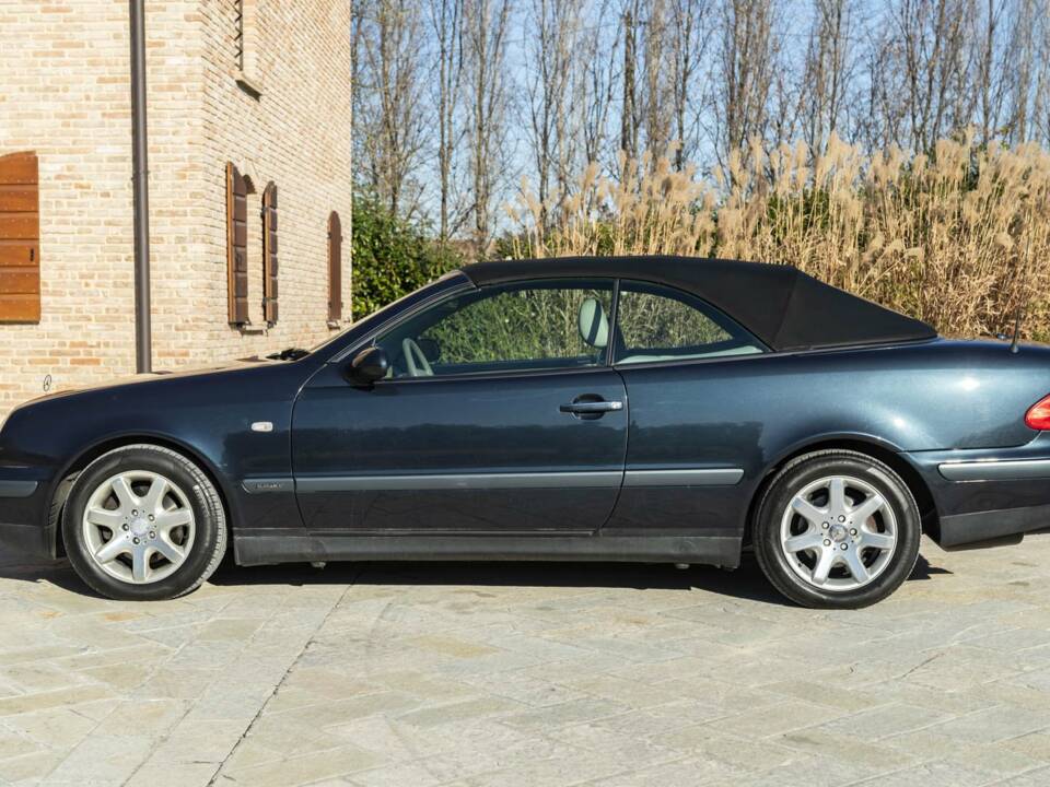 Imagen 10/50 de Mercedes-Benz CLK 230 Kompressor (2002)