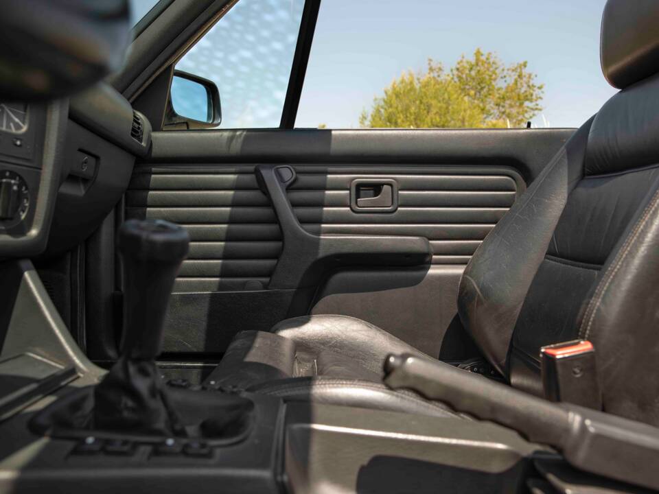Image 49/70 of BMW 320i (1990)