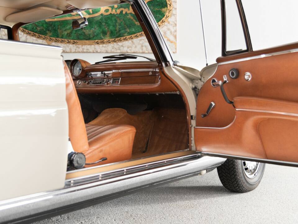 Bild 32/44 von Mercedes-Benz 220 SE b (1964)